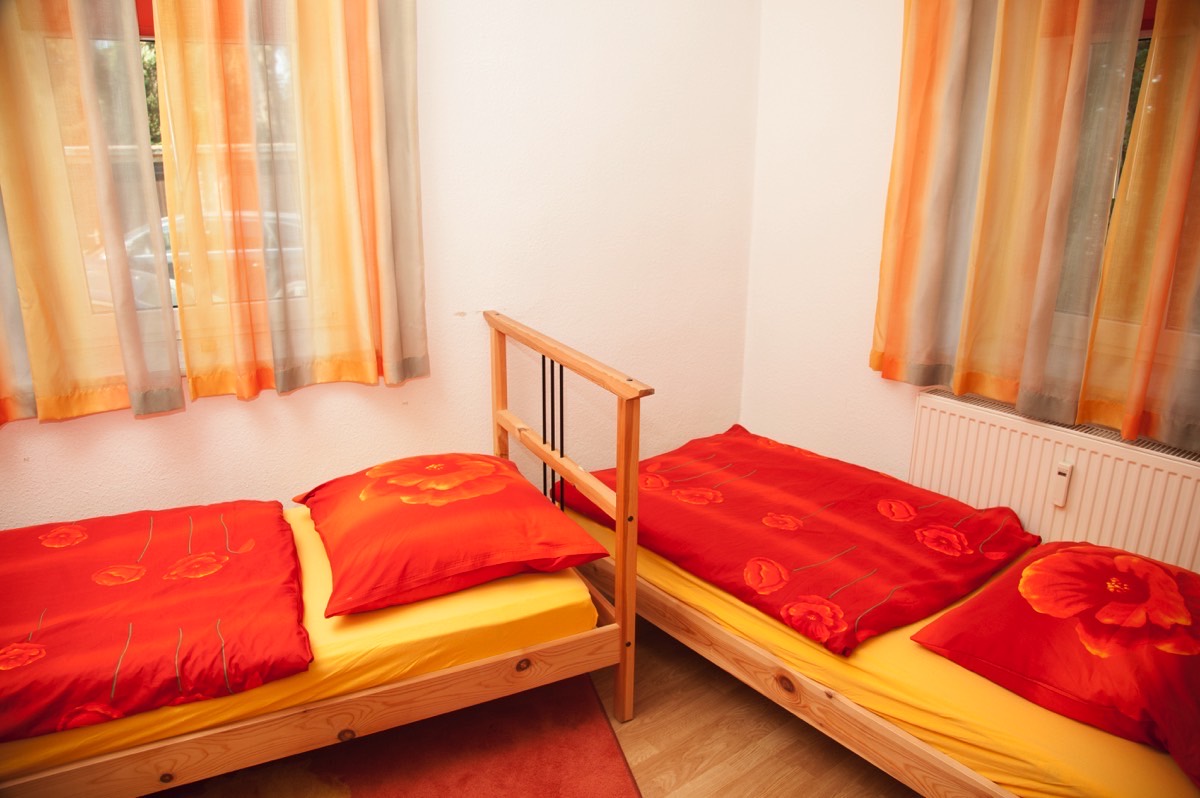 Separates Schlafzimmer der Wohnung 1 mit zwei Einzelbetten