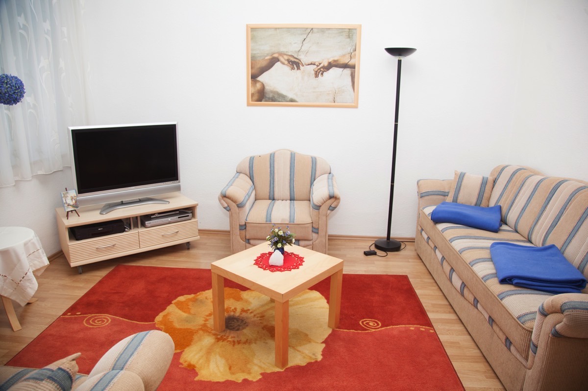 Wohnbereich der Wohnung 1 mit Sofa, Sessel und Fernseher