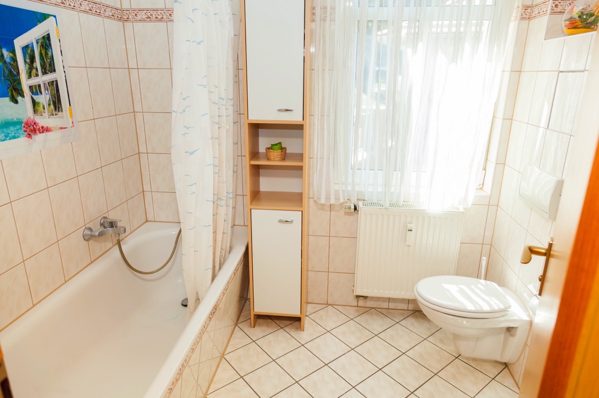 Bad der Wohnung 2 mit Badewanne, Dusche und Fenster